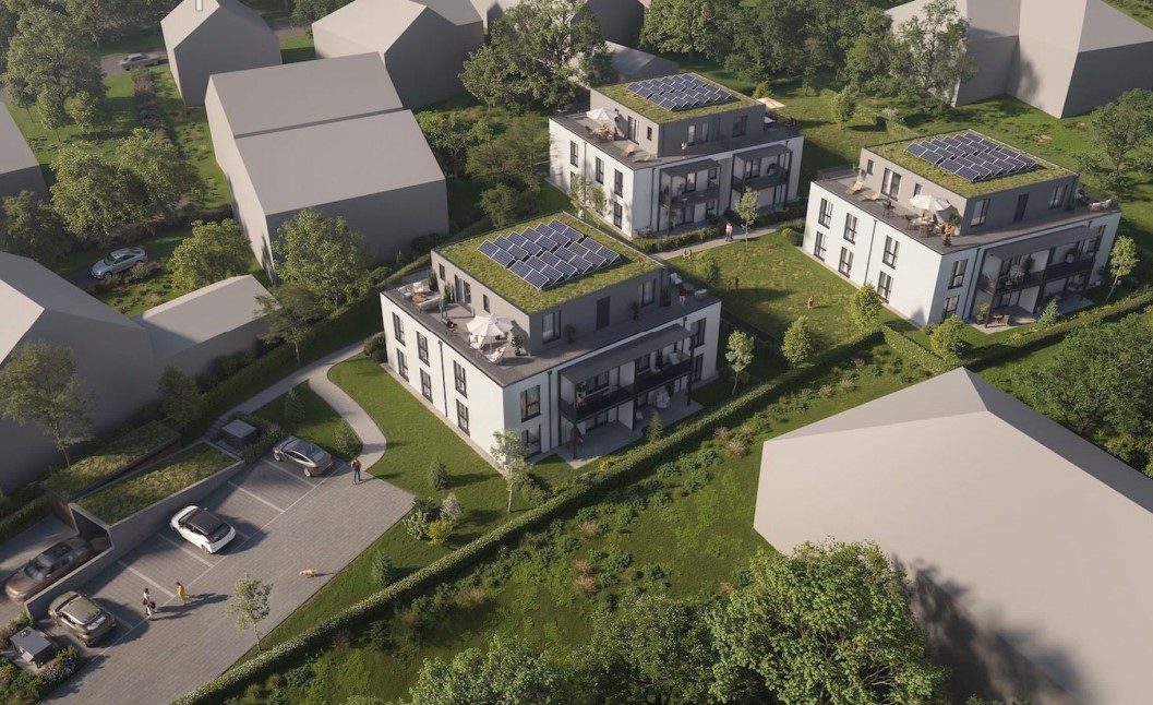 Moderne Wohnanlagen mit Solarpanels in einer grünen Nachbarschaft.